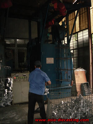 hanging sand blasting of aluminum die cast products